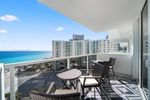 Condominio en alquiler en Hollywood, Florida, 2 dormitorios, 132.94 m2 № 1980577 - foto 26