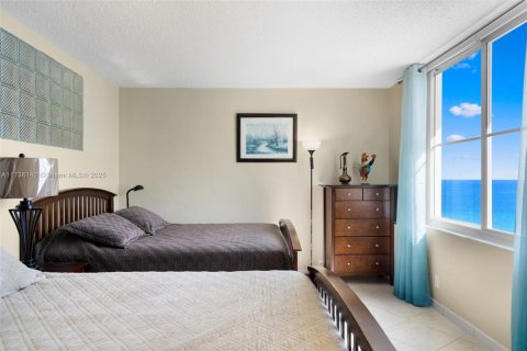 Condominio en alquiler en Hollywood, Florida, 2 dormitorios, 132.94 m2 № 1980577 - foto 19