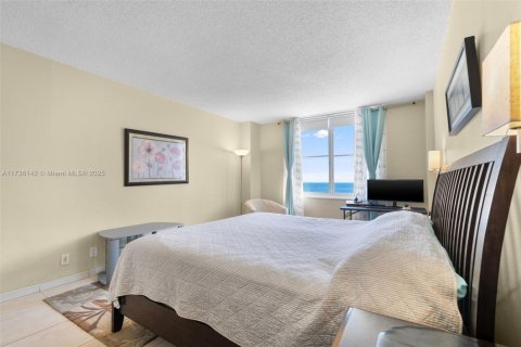 Condominio en alquiler en Hollywood, Florida, 2 dormitorios, 132.94 m2 № 1980577 - foto 11