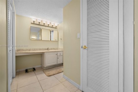 Condominio en alquiler en Hollywood, Florida, 2 dormitorios, 132.94 m2 № 1980577 - foto 15