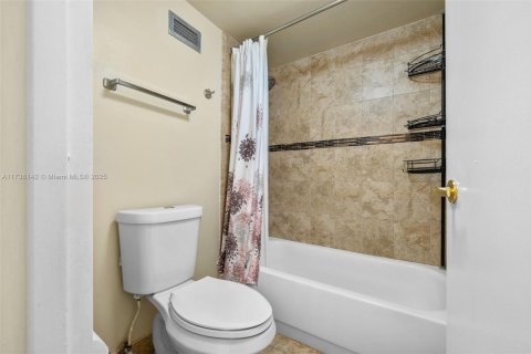 Condominio en alquiler en Hollywood, Florida, 2 dormitorios, 132.94 m2 № 1980577 - foto 17