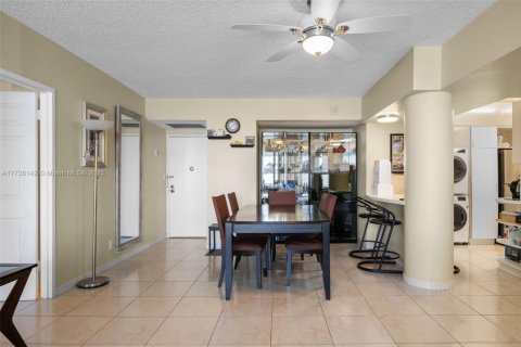 Condominio en alquiler en Hollywood, Florida, 2 dormitorios, 132.94 m2 № 1980577 - foto 2