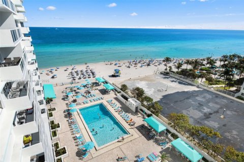 Condominio en alquiler en Hollywood, Florida, 2 dormitorios, 132.94 m2 № 1980577 - foto 25