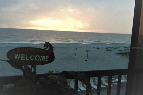 Condo in Indian Shores, Florida, 3 bedrooms  № 1554169 - photo 11