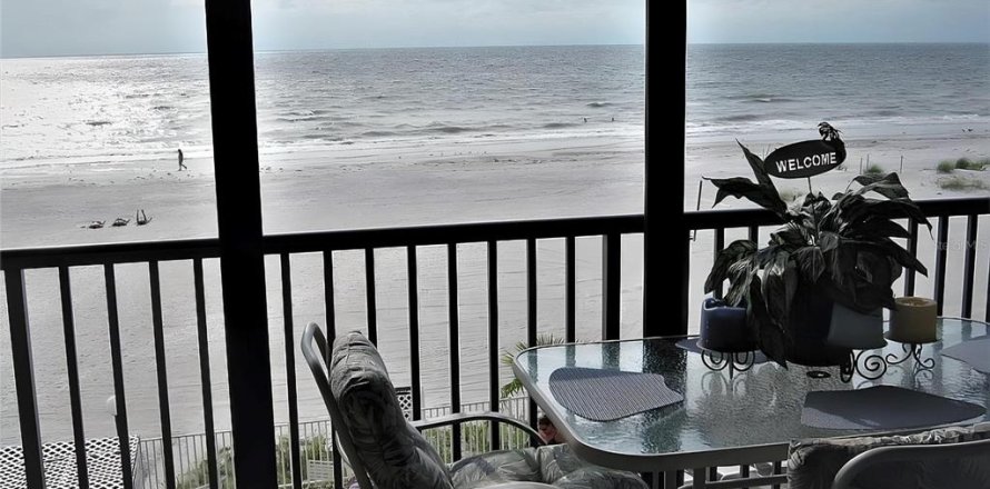 Condo in Indian Shores, Florida, 3 bedrooms № 1554169
