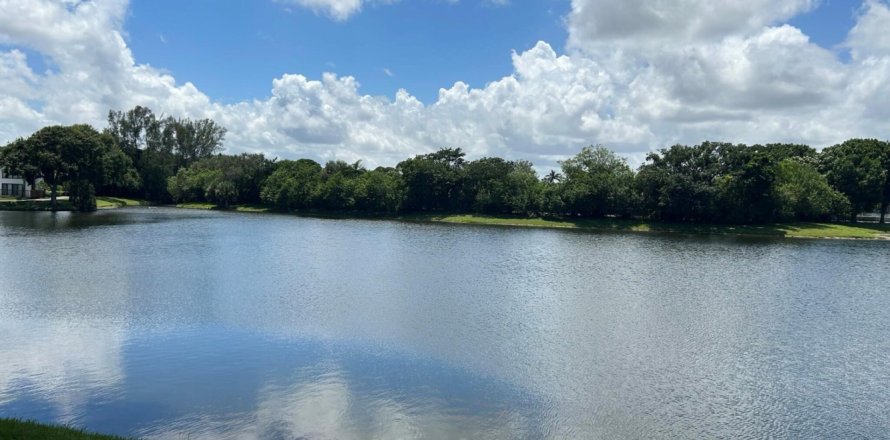 House in Boca Raton, Florida 2 bedrooms, 87.89 sq.m. № 1224765