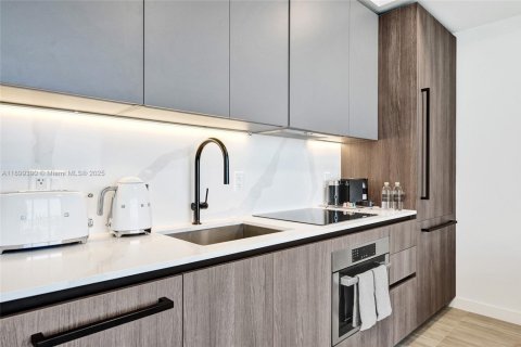 Condo in Miami Beach, Florida, 1 bedroom  № 1953362 - photo 2