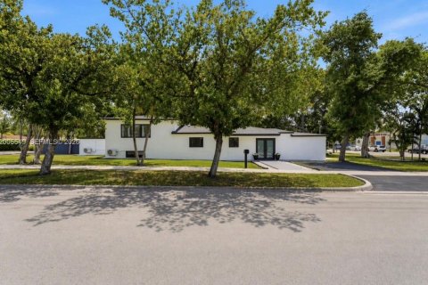 Villa ou maison à vendre à North Miami Beach, Floride: 7 chambres, 297.29 m2 № 2068796 - photo 2