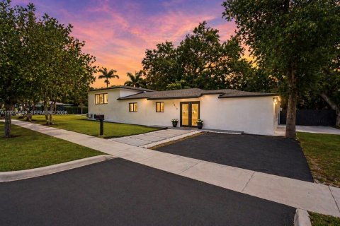 Villa ou maison à vendre à North Miami Beach, Floride: 7 chambres, 297.29 m2 № 2068796 - photo 3