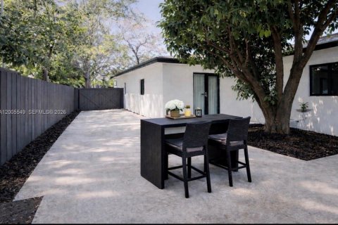 House in North Miami Beach, Florida 7 bedrooms, 297.29 sq.m. № 2068796 - photo 27