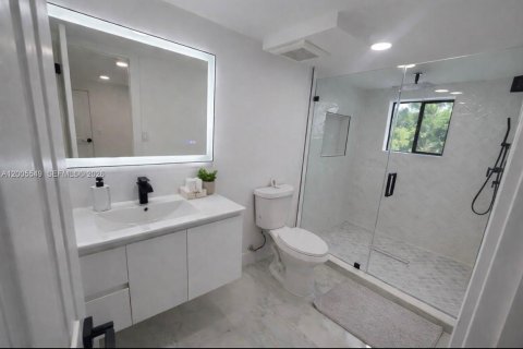 House in North Miami Beach, Florida 7 bedrooms, 297.29 sq.m. № 2068796 - photo 26