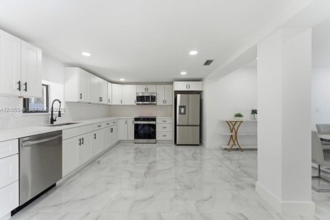 Villa ou maison à vendre à North Miami Beach, Floride: 7 chambres, 297.29 m2 № 2068796 - photo 9