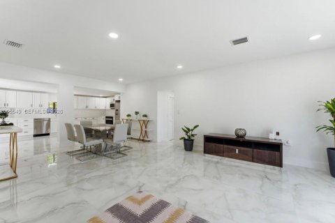 Villa ou maison à vendre à North Miami Beach, Floride: 7 chambres, 297.29 m2 № 2068796 - photo 11