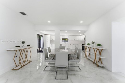 Villa ou maison à vendre à North Miami Beach, Floride: 7 chambres, 297.29 m2 № 2068796 - photo 8