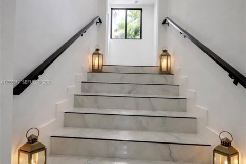 House in North Miami Beach, Florida 7 bedrooms, 297.29 sq.m. № 2068796 - photo 24