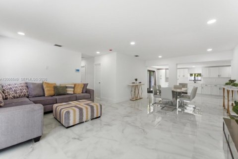 Villa ou maison à vendre à North Miami Beach, Floride: 7 chambres, 297.29 m2 № 2068796 - photo 10