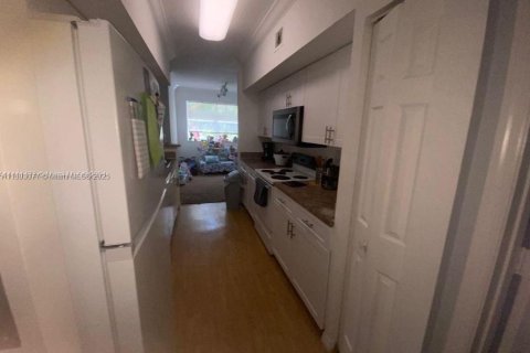 Снять в аренду кондоминиум в Пемброк-Пайнс, Флорида 2 спальни, 104.98м2, № 1948260 - фото 1