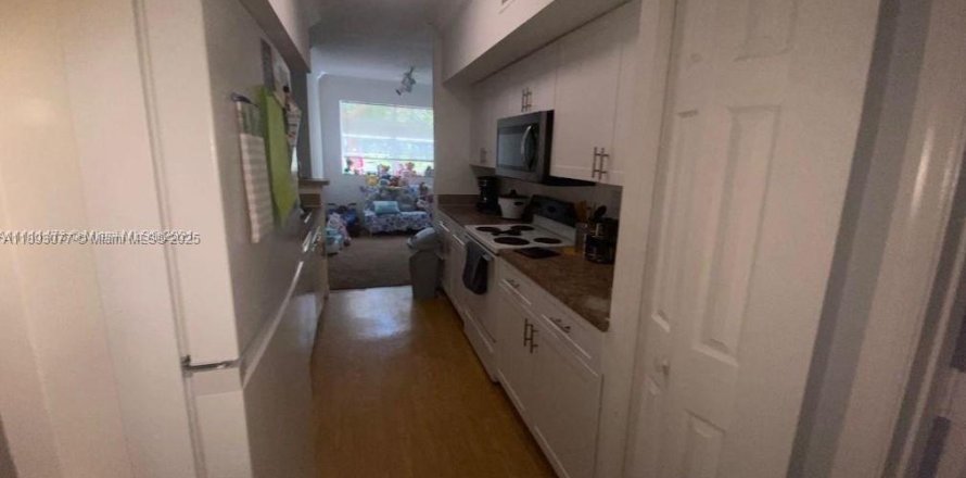 Кондоминиум с 2 спальнями в Пемброк-Пайнс, Флорида № 1948260