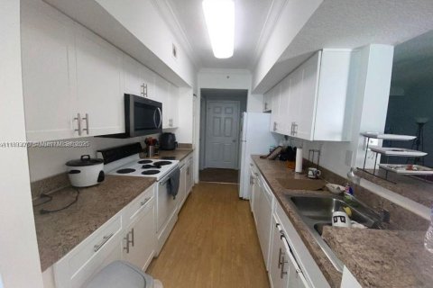 Снять в аренду кондоминиум в Пемброк-Пайнс, Флорида 2 спальни, 104.98м2, № 1948260 - фото 2