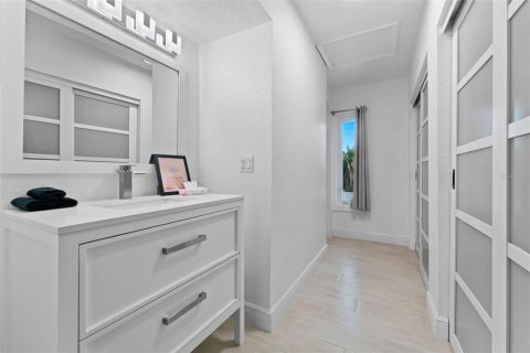 House in Clearwater, Florida 3 bedrooms, 175.4 sq.m. № 1899052 - photo 20