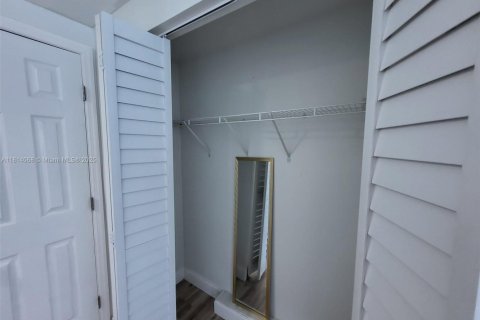 House in Pompano Beach, Florida 5 bedrooms, 118.08 sq.m. № 1763084 - photo 11