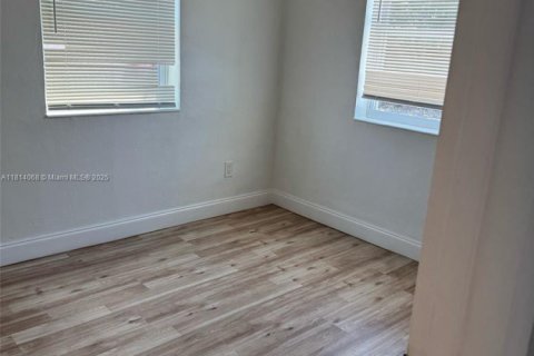 House in Pompano Beach, Florida 5 bedrooms, 118.08 sq.m. № 1763084 - photo 18