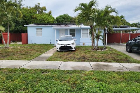 House in Pompano Beach, Florida 5 bedrooms, 118.08 sq.m. № 1763084 - photo 1