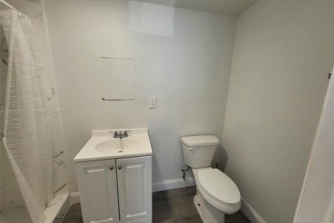 House in Pompano Beach, Florida 5 bedrooms, 118.08 sq.m. № 1763084 - photo 10