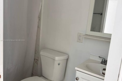 House in Pompano Beach, Florida 5 bedrooms, 118.08 sq.m. № 1763084 - photo 22