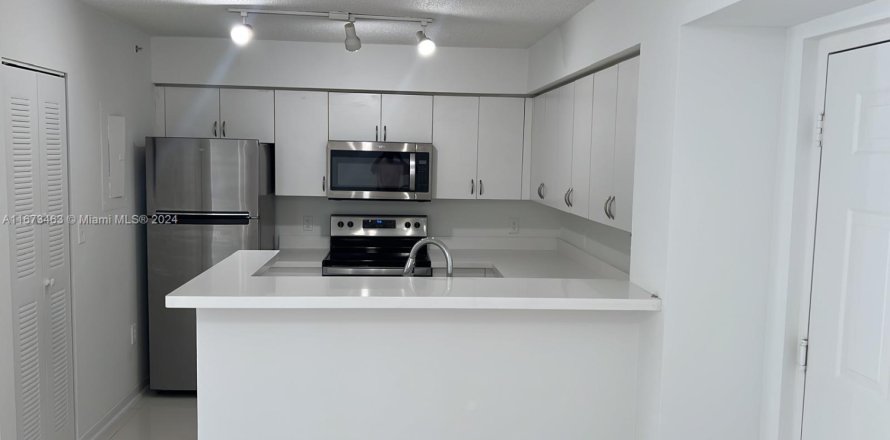 Кондоминиум с 1 спальней в Дорал, Флорида № 1929551