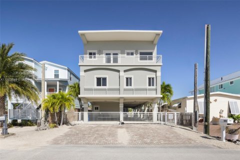 House in Key Largo, Florida 4 bedrooms, 297.1 sq.m. № 1863520 - photo 2