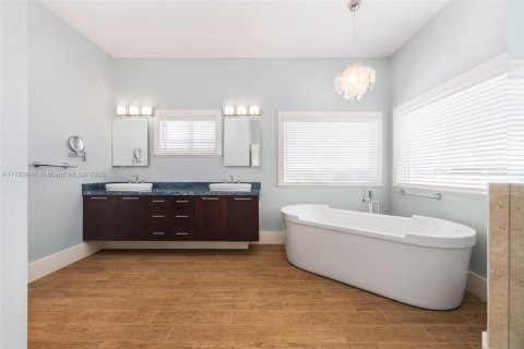 House in Key Largo, Florida 4 bedrooms, 297.1 sq.m. № 1863520 - photo 29