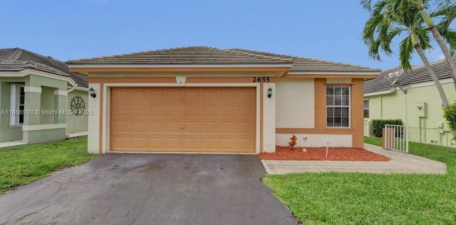 House in Davie, Florida 3 bedrooms, 122.45 sq.m. № 1933579