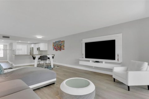 Condo in Weston, Florida, 2 bedrooms  № 1697089 - photo 14