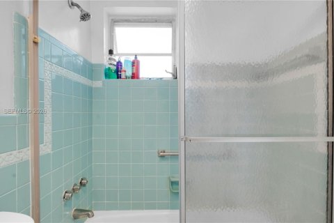 Condo in Miami, Florida, 1 bedroom № 2170106 - photo 15