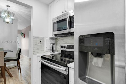 Condo in Miami, Florida, 1 bedroom № 2170106 - photo 8