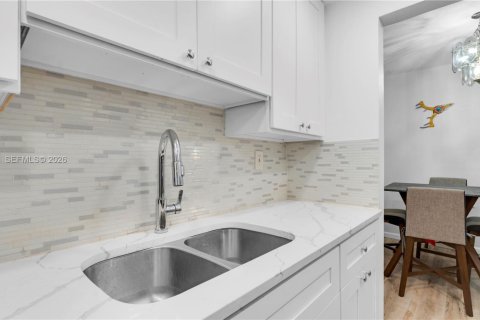 Condo in Miami, Florida, 1 bedroom № 2170106 - photo 9