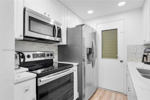 Condo in Miami, Florida, 1 bedroom № 2170106 - photo 10