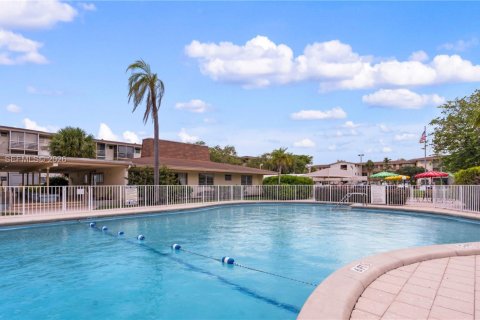 Condo in Miami, Florida, 1 bedroom № 2170106 - photo 2