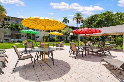 Condo in Miami, Florida, 1 bedroom № 2170106 - photo 3