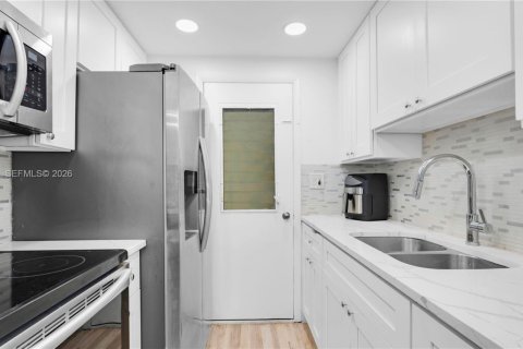 Condo in Miami, Florida, 1 bedroom № 2170106 - photo 11