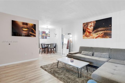 Condo in Miami, Florida, 1 bedroom № 2170106 - photo 4