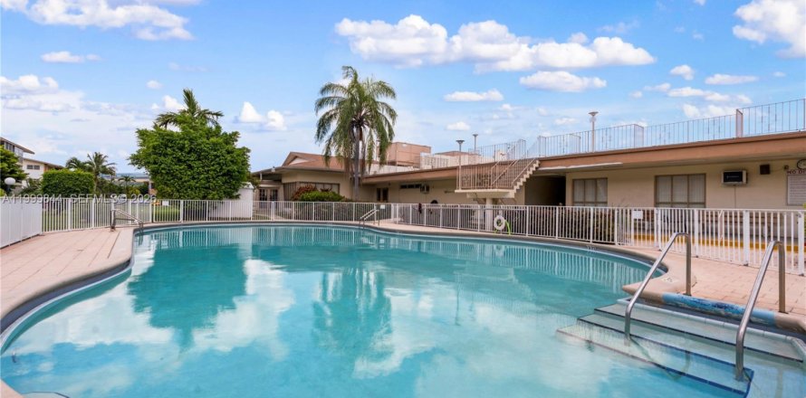 Condo in Miami, Florida, 1 bedroom № 2170106