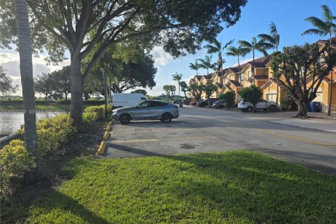 Снять в аренду таунхаус в Майами, Флорида 4 спальни, 169.64м2, № 1990561 - фото 5