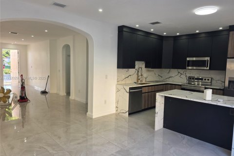 Снять в аренду таунхаус в Майами, Флорида 4 спальни, 169.64м2, № 1990561 - фото 12