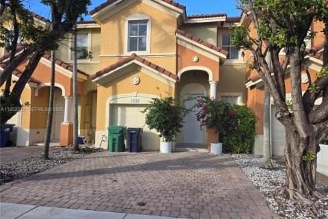 Снять в аренду таунхаус в Майами, Флорида 4 спальни, 169.64м2, № 1990561 - фото 1