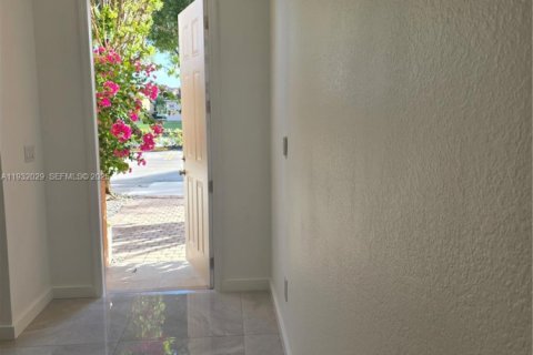 Снять в аренду таунхаус в Майами, Флорида 4 спальни, 169.64м2, № 1990561 - фото 8