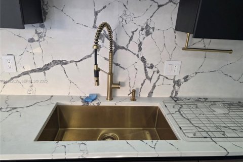 Снять в аренду таунхаус в Майами, Флорида 4 спальни, 169.64м2, № 1990561 - фото 17