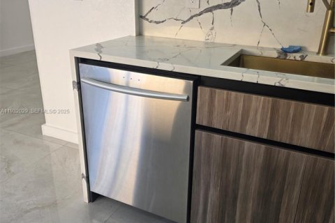 Снять в аренду таунхаус в Майами, Флорида 4 спальни, 169.64м2, № 1990561 - фото 19