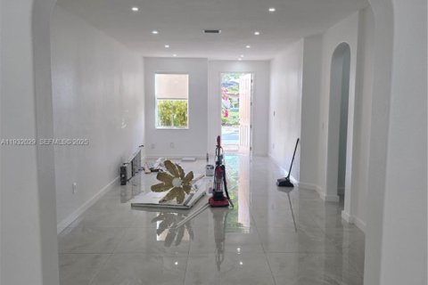 Снять в аренду таунхаус в Майами, Флорида 4 спальни, 169.64м2, № 1990561 - фото 10